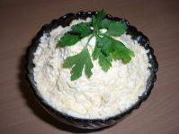Аппетитная закуска: яйцо, сыр, чеснок