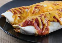 Остренький бурито с курицей — перекус с собой в дорогу