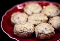 Шампиньоны с курицей и сыром: вкусная закуска которой всегда мало
