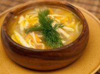 Простенький куриный суп с домашней лапшой