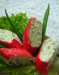 Фаршированные крабовые палочки — это отличная закуска