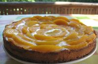 Вкусный пирог со свежими персиками