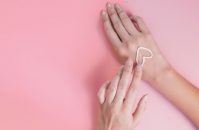 5 натуральных средств от чрезмерного потоотделения рук