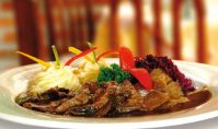 Блюдо из мяса свинины с краснокочанной капустой по-датски