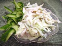 Легкий салат из кальмаров и лука