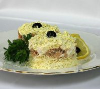 Салат Мимоза с сыром — низкокалорийный