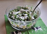 Простенький салат с свежим огурцом и сыром