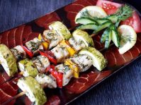 Шашлык из рыбы с овощами на шпажках в духовке